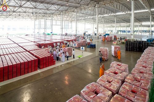 ภาพ No.214435:วันที่ 29 มีนาคม พ.ศ.2568 กิจกรรมใส่ถุงซิปกล่องไทยธรรม เพื่อรักษาความประณีตของกล่องไทยธรรม ในทุกสภาพอากาศ ณ บ้านแก้วเรือนทองคุณยาย วัดพระธรรมกาย