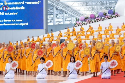 ภาพ No.237542:วันอาทิตย์ที่ 10 สิงหาคม พ.ศ.2568 พิธีมอบใบประกาศเกียรติคุณ โครงการสอบบาลี "ฉลองแชมป์" บูชาธรรม 80 ปี หลวงพ่อธัมมชโย ประจำปี 2568 และ พิธีมอบดวงแก้วสามเณรทรงบาลีไวยากรณ์ ณ สภาธรรมกายสากล วัดพระธรรมกาย ปทุมธานี