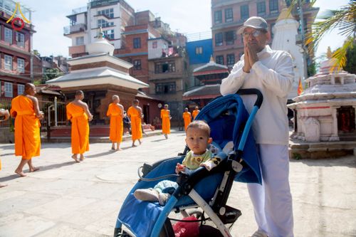 ภาพ No.213211:วันที่ 17 - 18 มีนาคม พ.ศ. 2568 คณะสงฆ์และสามเณรเดินบิณฑบาต รอบเมืองในพื้นที่ วัดสยมภูวนาถและราชวังปาตัน ณ เมืองกาฐมาณฑุ ประเทศเนปาล