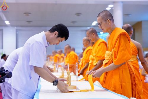 ภาพ No.159579:สัมมนาพิเศษและพิธีมอบองค์พระธรรมกาย 2,000 องค์ ณ ห้องแก้วสารพัดนึก 1 วัดพระธรรมกาย วันอาทิตย์ต้นเดือนที่ 6 ตุลาคม พ.ศ. 2567