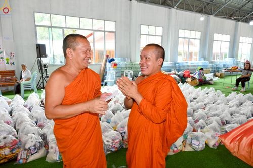 ภาพ No.235500:วันที่ 30-31 กรกฎาคม พ.ศ. 2568 วัดพระธรรมกาย มูลนิธิธรรมกาย ร่วมกับศูนย์ส่งเสริมศีลธรรมจังหวัดสุรินทร์ เปิดศูนย์พักพิงชั่วคราวเพื่อช่วยเหลือประชาชน ผู้อพยพจากเหตุปะทะกันตามแนวชายแดน ไทย-กัมพูชา ตั้งแต่วันที่ 24 กรกฎาคม พ.ศ.2568 เป็นต้นไป