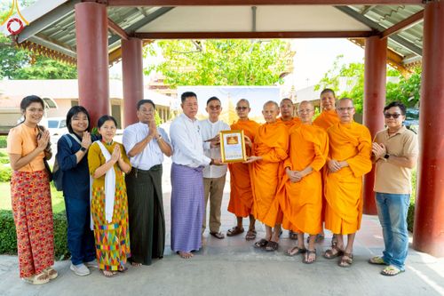 ภาพ No.220405:วันที่ 17 เมษายน พ.ศ. 2568 ผู้แทนวัดพระธรรมกาย ลงพื้นที่เยียวยา ซับน้ำตาเหยื่อแผ่นดินไหวมัณฑะเลย์