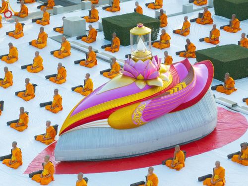 ภาพ No.187027:พระธรรมยาตราปฏิบัติธรรม และถ่ายภาพหมู่ประวัติศาสตร์ ปีที่ 13 ณ ลานทิศตะวันออก มหาวิหารพระมงคลเทพมุนี วัดพระธรรมกาย จ.ปทุมธานี วันเสาร์ที่ 28 ธันวาคม พ.ศ. 2567