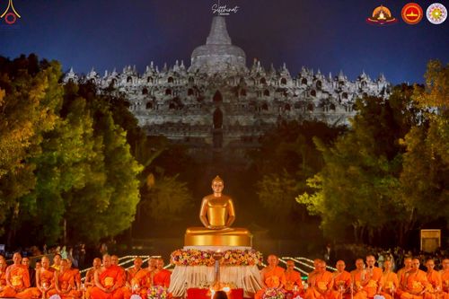 ภาพ No.224580:วันจันทร์ที่ 12 พฤษภาคม พ.ศ. 2568  ชาวพุทธในอินโดนีเซีย ร่วมฉลองวิสาขบูชาจุดประทีปกว่า 200,000 ดวง ณ พระมหาเจดีย์บรมพุทโธ  เจริญพุทธมนต์ถวาย “พระวชิรเกล้าเจ้าอยู่หัว”
