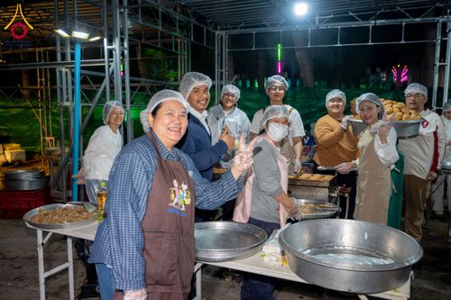 ภาพ No.292500:วันที่ 12 มกราคม พ.ศ. 2569 พิธีถวายภัตตาหารเป็นสังฆทาน แด่พระธรรมยาตรา ณ อนุสรณ์สถานมหาวิหารพระมงคลเทพมุนี (โลตัสแลนด์) อ.สองพี่น้อง จ.สุพรรณบุรี ในโครงการธรรมยาตรา กตัญญูบูชา มหาปูชนียาจารย์ พระมงคลเทพมุนี(สด จนฺทสโร) พระผู้ปราบมาร อนุสรณ์สถาน 7 แห่ง ปี