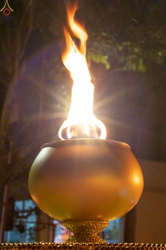 ภาพ No.73336:พิธีจุดประทีปถวายเป็นพุทธบูชา และบูชาธรรมมหาปูชนียาจารย์ ในโครงการธรรมยาตรากตัญญูบูชา มหาปูชนียาจารย์ พระมงคลเทพมุนี(สด จนฺทสโร) พระผู้ปราบมาร ปีที่ 11 ณ อนุสรณ์สถานลำดับที่ 4 สถานที่เกิดด้วยกายธรรม วัดโบสถ์ (บน) บางคูเวียง อ.บางกรวย จ.นนทบุรี วันที่ 21 