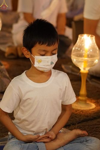 ภาพ No.69538:พิธีจุดประทีปถวายเป็นพุทธบูชา และบูชาธรรมมหาปูชนียาจารย์ ในโครงการธรรมยาตรากตัญญูบูชา มหาปูชนียาจารย์ พระมงคลเทพมุนี(สด จนฺทสโร) พระผู้ปราบมาร ปีที่ 11 ณ อนุสรณ์สถานมหาวิหารพระมงคลเทพมุนี อ.สองพี่น้อง จ.สุพรรณบุรี