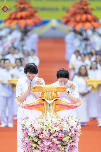 ภาพ No.92342:พิธีทอดกฐินธรรมชัยเพื่อสร้างอาคาร 115 ปี คุณยายอาจารย์มหารัตนอุบาสิกาจันทร์ ขนนกยูง อาทิตย์ต้นเดือนที่ 5 พฤศจิกายน พ.ศ. 2566 ณ วัดพระธรรมกาย จ.ปทุมธานี