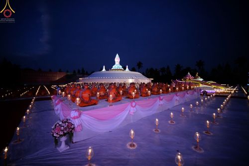 ภาพ No.70264:พิธีจุดประทีปถวายเป็นพุทธบูชา และบูชาธรรมมหาปูชนียาจารย์ ในโครงการธรรมยาตรากตัญญูบูชา มหาปูชนียาจารย์ พระมงคลเทพมุนี(สด จนฺทสโร) พระผู้ปราบมาร ปีที่ 11 ณ อนุสรณ์สถานลำดับที่ 2 สถานที่ตั้งมโนปณิธานบวชตลอดชีวิต อนุสรณ์สถานคลองบางนางแท่น อ.สามพราน จ.นครปฐม 