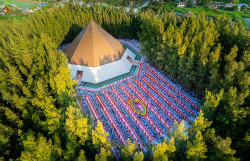ภาพ No.289316:วันที่ 7 มกราคม พ.ศ. 2569 พิธีตักบาตรพระธรรมยาตรา ณ อนุสรณ์สถานลำดับที่ 1 สถานที่เกิดด้วยรูปกายเนื้อ อนุสรณ์สถานมหาวิหารพระมงคลเทพมุนี (โลตัสแลนด์) อ.สองพี่น้อง จ.สุพรรณบุรี ในโครงการธรรมยาตรา กตัญญูบูชา มหาปูชนียาจารย์ พระมงคลเทพมุนี(สด จนฺทสโร) พระผู้ป