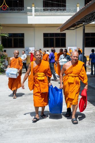 ภาพ No.137736:พิธีตักบาตร พิธีถวายสังฆทานแด่คณะสงฆ์ 323 วัด พิธีทำบุญอุทิศส่วนกุศลแด่ผู้วายชนม์ ในเหตุการณ์ความไม่สงบ 4 จังหวัดชายแดนภาคใต้ ปีที่ 20 ครั้งที่ 169 และพิธีมอบกองทุนหนุนแรงใจช่วยครูใต้ ปีที่ 17 ครั้งที่ 134 วันที่ 25 พฤษภาคม พ.ศ.2567 อ.ตากใบ จ.นราธิวาส