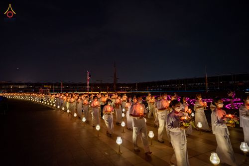 ภาพ No.81865:พิธีจุดวิสาขประทีปและเวียนประทักษิณ เนื่องในวันวิสาขบูชา วันเสาร์ที่ 3 มิถุนายน 2566 ณ ลานธรรมพระมหาธรรมกายเจดีย์ วัดพระธรรมกาย จ.ปทุมธานี