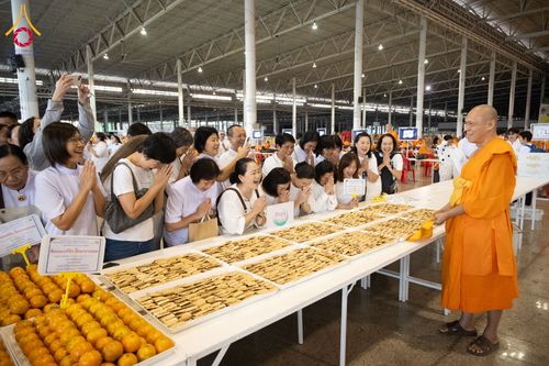 ภาพ No.287407:วันที่ 3 มกราคม พ.ศ.2569 พิธีถวายภัตตาหารเป็นสังฆทาน แด่พระธรรมยาตรา ณ วัดพระธรรมกาย  จังหวัดปทุมธานี ในโครงการธรรมยาตรา กตัญญูบูชา มหาปูชนียาจารย์ พระมงคลเทพมุนี(สด จนฺทสโร) พระผู้ปราบมาร อนุสรณ์สถาน 7 แห่ง ปีที่ 14