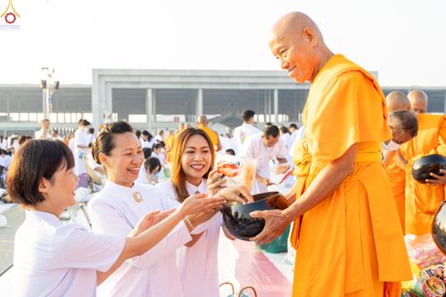 ภาพ No.279921:วันที่ 1 มกราคม พ.ศ.2569 พิธีตักบาตรในวันขึ้นปีใหม่ ณ ลานธรรม วัดพระธรรมกาย