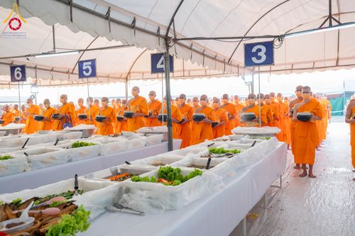 ภาพ No.297973:วันที่ 19 มกราคม พ.ศ. 2569 พิธีถวายภัตตาหารเป็นสังฆทาน แด่พระธรรมยาตรา ณ อนุสรณ์สถานบางปลา วัดบางปลา อำเภอบางเลน จังหวัดนครปฐม ในโครงการธรรมยาตรา กตัญญูบูชา มหาปูชนียาจารย์ พระมงคลเทพมุนี(สด จนฺทสโร) พระผู้ปราบมาร อนุสรณ์สถาน 7 แห่ง ปีที่ 14