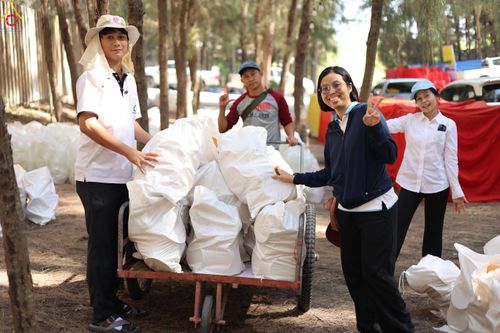 ภาพ No.300494:ภาพเบื้องหลังอาสาสมัครรวมใจ ชุดที่ 3 ในโครงการธรรมยาตรา กตัญญูบูชา มหาปูชนียาจารย์ พระมงคลเทพมุนี(สด จนฺทสโร) พระผู้ปราบมาร อนุสรณ์สถาน 7 แห่ง ปีที่ 14