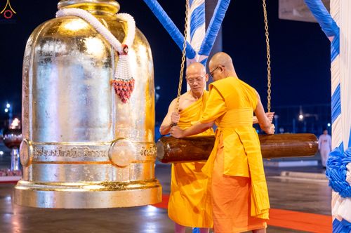 ภาพ No.280290:วันที่ 31 ธันวาคม พ.ศ.2568 -วันที่ 1 มกราคม พ.ศ.2569 พิธีฉลองชัยสวดมนต์บทธัมมจักกับปปวัตนสูตร ครบ 8,000,000,000 จบ , พิธีสวดมนต์ข้ามปี ณ วัดพระธรรมกาย