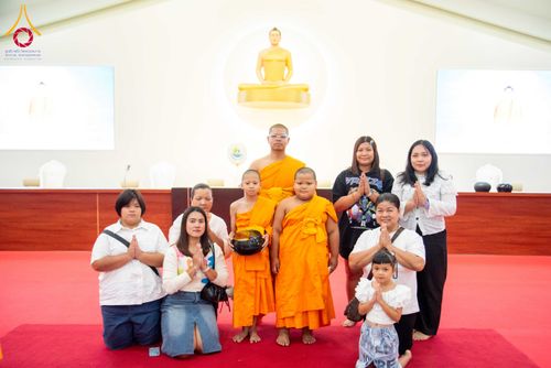 ภาพ No.321901:วันที่ 12 เมษายน พ.ศ.2569 ตักบาตรสงกรานต์ฉลองสามเณรใหม่  ณ ศูนย์ปฏิบัติธรรมระยอง(บ้านช่องลม)