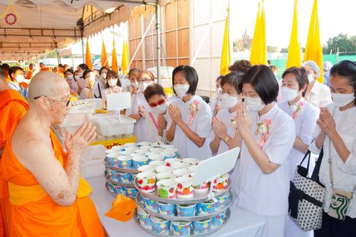 ภาพ No.73016:พิธีถวายภัตตาหารเป็นสังฆทาน แด่คณะพระธรรมยาตราฯ ในโครงการธรรมยาตรากตัญญูบูชา มหาปูชนียาจารย์ พระมงคลเทพมุนี(สด จนฺทสโร) พระผู้ปราบมาร อนุสรณ์สถาน 7 แห่ง ปีที่ 11 วันที่ 20 มกราคม พ.ศ. 2566