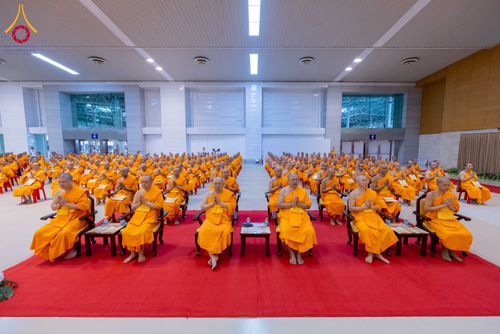 ภาพ No.284880:วันอาทิตย์ที่ 14 ธันวาคม พ.ศ.2568  พิธีปฏิบัติธรรม พิธีถวายภัตตาหารเป็นสังฆทาน พิธีมอบต้นสมบัติจักรพรรดิ ถวายแด่เจ้าอาวาสและประธานสงฆ์ 236 ศูนย์ส่งเสริมศีลธรรมทั่วโลก ณ สภาธรรมกายสากล วัดพระธรรมกาย