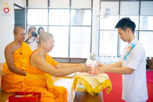 ภาพ No.278486:วันพุธที่ 10 ธันวาคม พ.ศ.2568  พิธีทอดผ้าป่าเพื่อสนับสนุนโครงการตักบาตรพระ 10,000 รูป เมืองกาญจนบุรี ณ อาคารปลูกศรัทธา วัดพระธรรมกาย