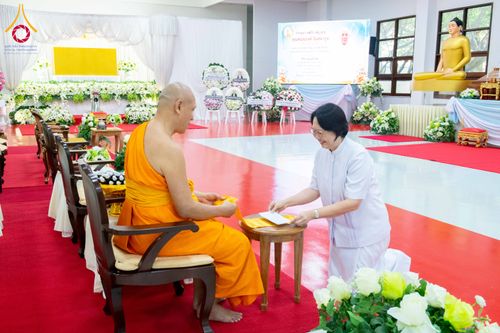 ภาพ No.314407:วันพฤหัสบดีที่ 19 มีนาคม พ.ศ. 2569 พิธีบำเพ็ญกุศล คุณพ่อณรงค์ จินตมากุล โยมบิดา พระครูปลัดรัตนวีรวัฒน์ (รังสฤษดิ์ อิทฺธิจินตโก) ที่ปรึกษาเจ้าคณะจังหวัดปทุมธานี เจ้าอาวาสวัดพระธรรมกาย  ณ ห้องปลูกศรัทธา 2 วัดพระธรรมกาย ปทุมธานี