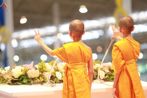 ภาพ No.85285:พิธีมุทิตาสักการะพระภิกษุ ผู้สอบได้เปรียญธรรม ๙ ประโยคระดับโลก, พิธีมอบโล่เกียรติยศและทุนการศึกษา สำนักเรียนบาลีดีเด่นทั่วประเทศ ในวันสมาธิโลก อาทิตย์ที่ 6 สิงหาคม พ.ศ. 2566 ณ สภาธรรมกายสากล วัดพระธรรมกาย