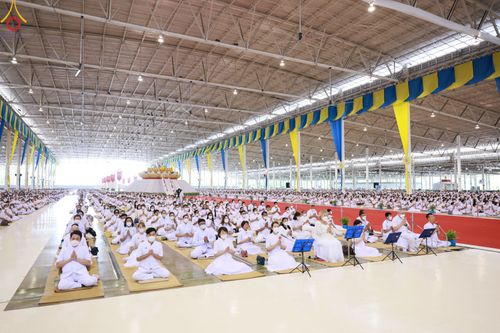 ภาพ No.83016:พิธีตักบาตร ณ บ้านแก้วเรือนทองคุณยายอาจารย์ฯ พิธีบูชาข้าวพระ ณ สภาธรรมกายสากล วัดพระธรรมกาย ในวันอาทิตย์ต้นเดือนที่ 2 ก.ค. พ.ศ.2566