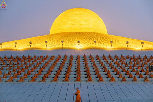 ภาพ No.279683:วันที่ 1 มกราคม พ.ศ.2569 พิธีตักบาตรในวันขึ้นปีใหม่ ณ ลานธรรม วัดพระธรรมกาย