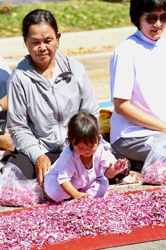 ภาพ No.304124:วันที่ 25 มกราคม พ.ศ. 2569 พิธีต้อนรับพระธรรมยาตรา  รร.สามัคคีราษฏร์บำรุง-วัดพระธรรมกาย ในโครงการธรรมยาตรา กตัญญูบูชา มหาปูชนียาจารย์ พระมงคลเทพมุนี(สด จนฺทสโร) พระผู้ปราบมาร อนุสรณ์สถาน 7 แห่ง ปีที่ 14