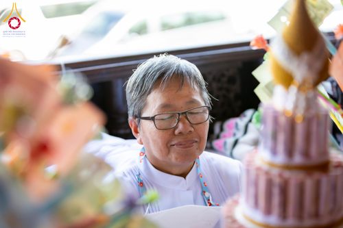 ภาพ No.303378:วันที่ 23 มกราคม พ.ศ. 2569 พิธีเจริญพุทธมนต์ปฏิบัติธรรม มอบทุนการศึกษา  ถวายสังฆทาน 109 วัด เพื่อถวายเป็นพุทธบูชา เพื่อขับเคลื่อนโครงการหมู่บ้านรักษาศีล 5 โดยคณะสงฆ์จังหวัดนครปฐม คณะศิษยานุศิษย์วัดพระธรรมกาย โครงการธรรมยาตรา ปีที่ 14 ณ วัดบางปลา อำเภอบาง