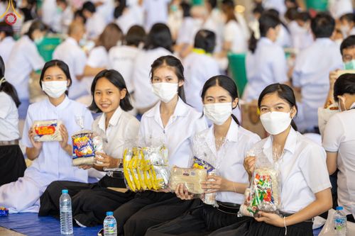 ภาพ No.78830:พิธีตักบาตร ข้าวสารอาหารแห้ง พิธีบูชาข้าวพระ ในวันอาทิตย์ต้นเดือนที่ 2 เมษายน พ.ศ. 2566