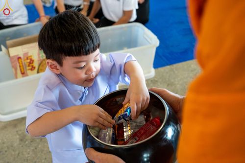 ภาพ No.81509:พิธีตักบาตร ข้าวสารอาหารแห้ง และพิธีบูชาข้าวพระ ณ สภาธรรมกายสากล วัดพระธรรมกาย วันเสาร์ที่ 3 มิถุนายน 2566