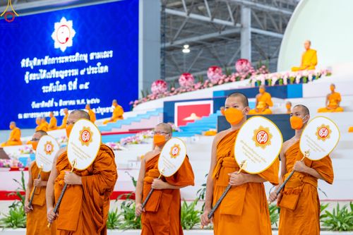 ภาพ No.85229:พิธีมุทิตาสักการะพระภิกษุ ผู้สอบได้เปรียญธรรม ๙ ประโยคระดับโลก, พิธีมอบโล่เกียรติยศและทุนการศึกษา สำนักเรียนบาลีดีเด่นทั่วประเทศ ในวันสมาธิโลก อาทิตย์ที่ 6 สิงหาคม พ.ศ. 2566 ณ สภาธรรมกายสากล วัดพระธรรมกาย