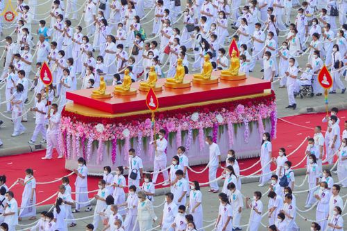 ภาพ No.79128:พิธีอัญเชิญองค์พระบรมพุทธเจ้า 24 องค์ เวียนประทักษิณรอบพระมหาธรรมกายเจดีย์ ณ วัดพระธรรมกาย  วันที่ 2 เมษายน พ.ศ. 2566