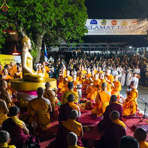ภาพ No.81993:พิธีจุดวิสาขประทีป 22,000 ดวงและโคมลอย 3,000 ดวง ( Festival  lampion Vesak Indonesia) ณ มหาเจดียบรมพุทโธ อินโดนีเซีย  วันอาทิตย์ที่ 4 มิ.ย. พ.ศ.2566