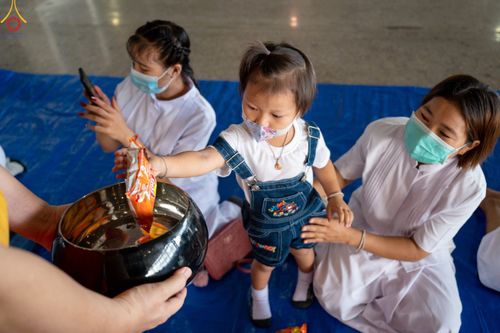 ภาพ No.82979:พิธีตักบาตร ณ บ้านแก้วเรือนทองคุณยายอาจารย์ฯ พิธีบูชาข้าวพระ ณ สภาธรรมกายสากล วัดพระธรรมกาย ในวันอาทิตย์ต้นเดือนที่ 2 ก.ค. พ.ศ.2566
