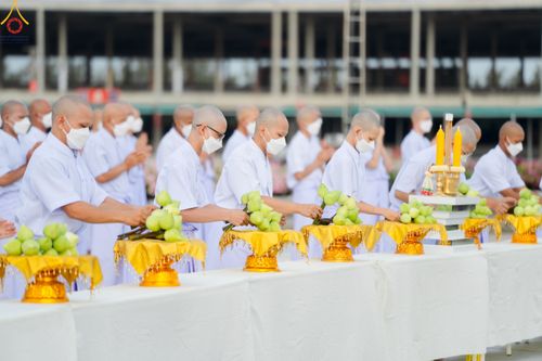 ภาพ No.84101:พิธีเวียนประทักษิณ พิธีวันทาเจดีย์ พิธีขอขมา และมอบผ้าไตร  ในโครงการบรรพชาอุปสมบทหมู่ธรรมทายาทรุ่นเข้าพรรษา และโครงการบรรพชาสามเณรโรงเรียนนานาชาติ รุ่นที่12 ในวันเสาร์ที่ 22 กรกฎาคม พ.ศ. 2566