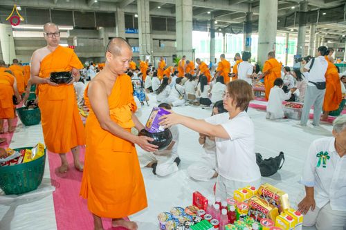 ภาพ No.342924:วันอาทิตย์ที่ 9 สิงหาคม พ.ศ.2569 พิธีตักบาตรฉลองพระใหม่ โครงการบรรพชาและอุปสมบทหมู่ รุ่นเข้าพรรษา ณ มหารัตนวิหาคด คอร์ 26 วัดพระธรรมกาย