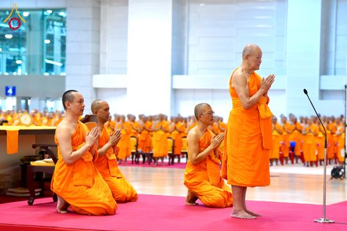 ภาพ No.284961:วันอาทิตย์ที่ 14 ธันวาคม พ.ศ.2568  พิธีปฏิบัติธรรม พิธีถวายภัตตาหารเป็นสังฆทาน พิธีมอบต้นสมบัติจักรพรรดิ ถวายแด่เจ้าอาวาสและประธานสงฆ์ 236 ศูนย์ส่งเสริมศีลธรรมทั่วโลก ณ สภาธรรมกายสากล วัดพระธรรมกาย