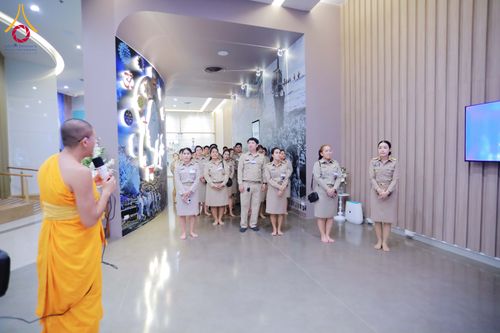 ภาพ No.311563:วันจันทร์ที่ 23 กุมภาพันธ์ พ.ศ. 2569 เปิดโลกทัศน์ผู้บริหารสถานศึกษายุคใหม่ เรียนรู้ต้นแบบการพัฒนาคนผ่านพลัง “บวร–V-Star” ผู้เข้ารับการพัฒนาตามโครงการ สพฐ. ศึกษาดูงานวัดพระธรรมกาย เสริมภาวะผู้นำคุณธรรมสู่การบริหารโรงเรียนอย่างยั่งยืน ณ อาคาร 100 ปี คุณยาย