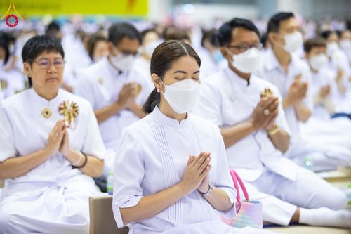 ภาพ No.86416:วันธรรมชัย ปีที่ 55 พิธีทอดผ้าป่ากฐินสมทบครั้งที่1, พิธีเจริญพุทธมนต์ ลูกนิมิตมหาสมบัติฯ พิธีจุดประทีป,พิธีฉลองชัยสวดมนต์บทธัมมจักกัปปวัตนสูตร วันอาทิตย์ที่ 27 สิงหาคม พ.ศ.2566 ณ สภาธรรมกายสากล / มหารัตนวิหารคด วัดพระธรรมกาย