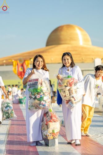 ภาพ No.187945:พิธีตักบาตรฉลองพระใหม่ ต้อนรับพุทธศักราช 2568 ณ ลานธรรมพระมหาธรรมกายเจดีย์ วัดพระธรรมกาย จ.ปทุมธานี วันที่ 1 มกราคม พ.ศ. 2568