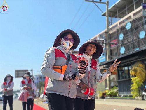 ภาพ No.191613:V.49 สารพัดV สารพัดดี ที่ธรรมยาตรา ในโครงการธรรมยาตรา กตัญญูบูชา มหาปูชนียาจารย์ พระมงคลเทพมุนี(สด จนฺทสโร) พระผู้ปราบมาร อนุสรณ์สถาน 7 แห่ง ปีที่ 13 ระหว่างวันที่ 2-31 มกราคม พ.ศ. 2568