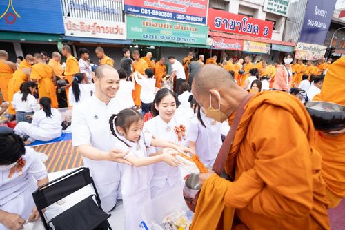 ภาพ No.126252:พิธีทำบุญเมืองนครราชสีมา ฉลอง 556 ปี ตักบาตรพระ 10,000 รูป ในวันเสาร์ที่ 2 มีนาคม พ.ศ.2567 ณ อนุสาวรีย์ท้าวสุรนารี จ.นครราชสีมา จัดโดย คณะสงฆ์จังหวัดนครราชสีมา ร่วมกับสำนักงานจังหวัดนครราชสีมา