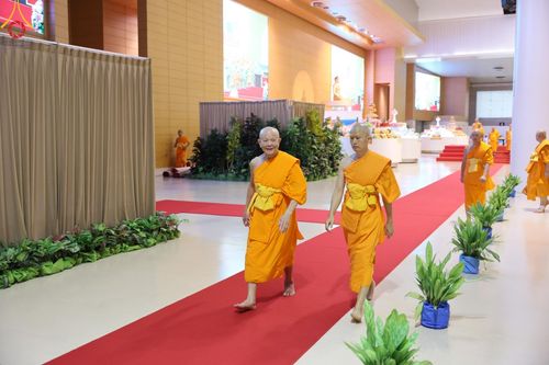 ภาพ No.136774:พิธีตักบาตร พิธีบูชาข้าวพระ ในวันอาทิตย์ต้นเดือนที่ 5 พฤษภาคม พ.ศ. 2567 ณ วัดพระธรรมกาย จ.ปทุมธานี