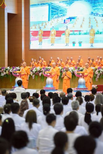 ภาพ No.240902:วันพุธที่ 27 สิงหาคม พ.ศ. 2568 พิธีทอดผ้าป่าเพื่อสร้างอาคาร  82 ปี หลวงพ่อธัมมชโย สมทบกฐินวัดพระธรรมกาย และกฐิน 30,000 วัดทั่วประเทศ ครั้งที่ 1