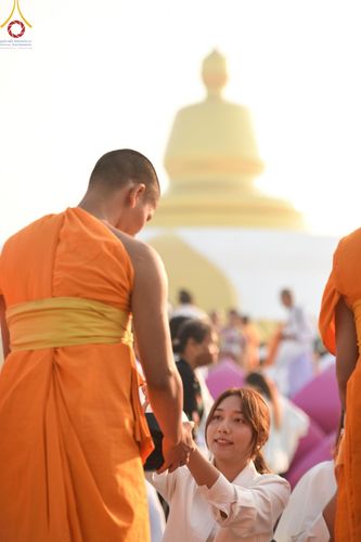 ภาพ No.201237:พิธีตักบาตรพระธรรมยาตรา ณ อนุสรณ์สถานลำดับที่ 5 สถานที่เผยแผ่วิชชาธรรมกายครั้งแรก อนุสรณ์สถานบางปลา วัดบางปลา อำเภอบางเลน จังหวัดนครปฐม ในโครงการธรรมยาตรา กตัญญูบูชา มหาปูชนียาจารย์ พระมงคลเทพมุนี(สด จนฺทสโร) พระผู้ปราบมาร อนุสรณ์สถาน 7 แห่ง ปีที่ 13