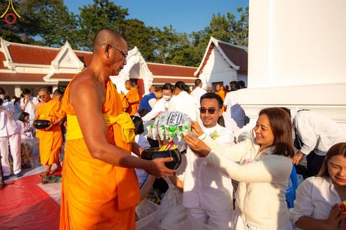 ภาพ No.197848:พิธีตักบาตรพระธรรมยาตรา ณ อนุสรณ์สถานลำดับที่ 4 สถานที่เกิดด้วยกายธรรม วัดโบสถ์(บน) ต.บางคูเวียง จ.นนทบุรี ในโครงการธรรมยาตรา กตัญญูบูชา มหาปูชนียาจารย์ พระมงคลเทพมุนี(สด จนฺทสโร) พระผู้ปราบมาร อนุสรณ์สถาน 7 แห่ง ปีที่ 13 วันที่ 19 มกราคม พ.ศ. 2568