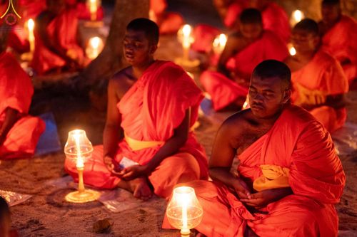 ภาพ No.141257:PhotoStory มหาศรัทธา ธรรมยาตราศรีลังกา EP.6 พิธีจุดวิสาขประทีป 6 วัด ถวายเป็น พุทธบูชา  โครงการสยาม-ลังกา ธรรมยาตรา  ฉลองเทศกาลวิสาขบูชาแห่งชาติ ศรีลังกา  บูชาธรรม 80 ปี หลวงพ่อธัมมชโย วันที่ 16 พฤษภาคม พ.ศ. 2567